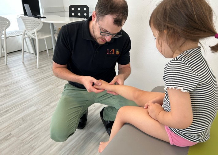 Dr. Gabriel Mindler – „LATIDO ist mir durch die Online-Terminvergabe eine Assistenz und erspart mir einen enormen Zeitaufwand, da die Patient:innen sich selbstständig bei mir einbuchen können und dabei bereits all ihre Daten hinterlegen. Viele Patient:innen melden mir zurück, dass sie die selbstständige Terminvergabe sehr gerne benutzen.“